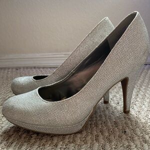 Worthington Size 8 Women’s Silver Heels